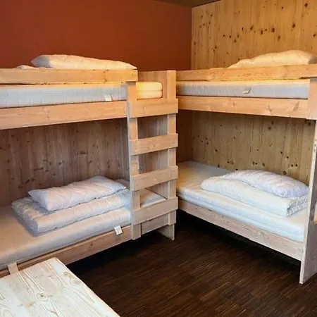 Nova Casa Spinatscha بيت شباب *