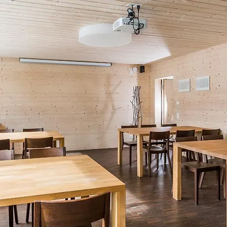 Nova Casa Spinatscha بيت شباب *